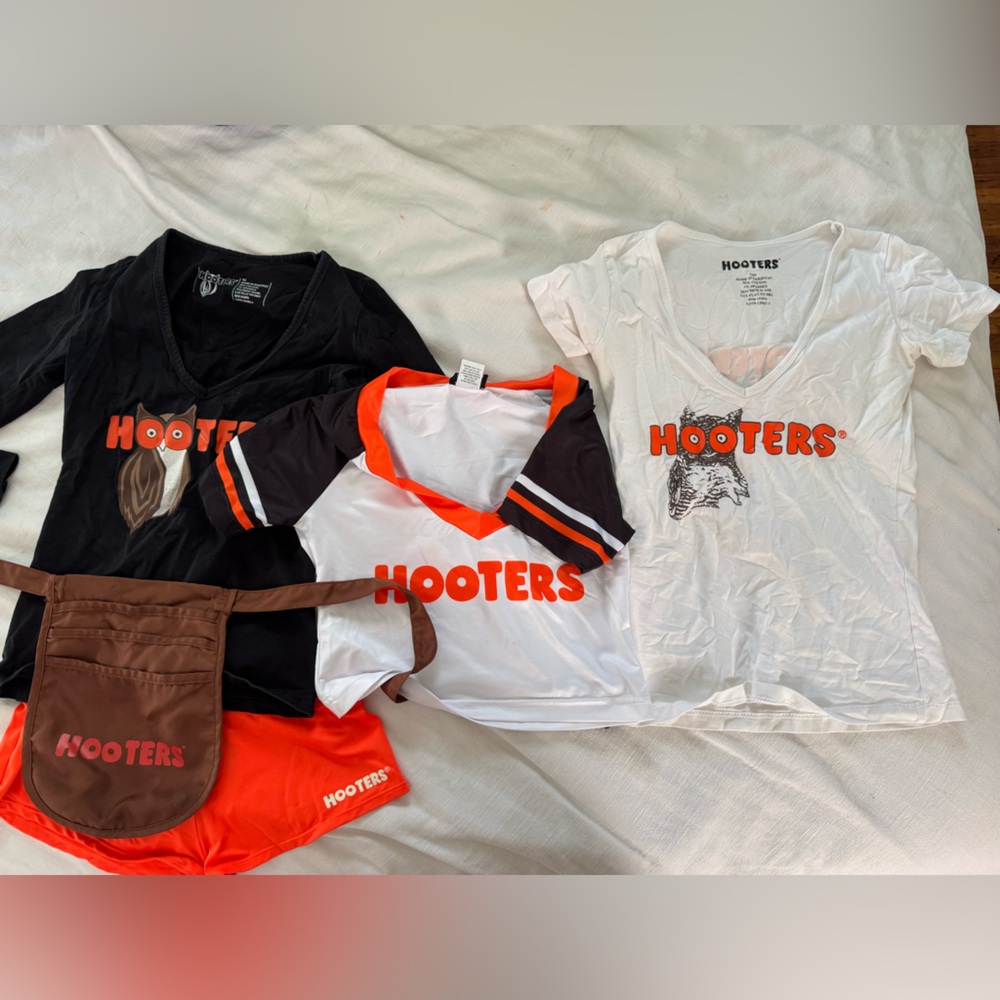 Hooters Branded Apparel Set